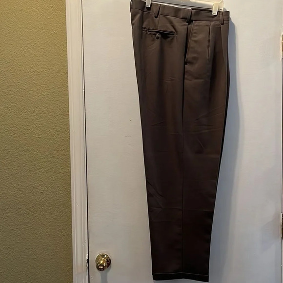 Roundtree & Yorke gray pleated front chinos. 100% polyester. 38 x 32. - Picture 3 of 4